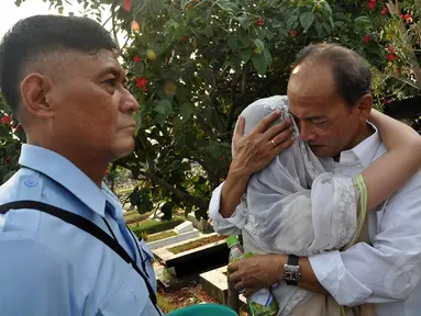 Terdakwa kasus Bank Century, Budi Mulya menghadiri pemakaman anaknya, Benny Mulya di TPU Karet Bivak, Jakarta, Senin (8/9/14). (Liputan6.com/Miftahul Hayat)