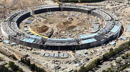 Bangunan proyek Apple Campus 2 saat dalam pembangunan di Cupertino, California (6/4).Dikabarkan proyek ini menghabiskan lebih dari USD 106 juta atau sekitar Rp 1,5 triliun. (REUTERS / Noah Berger)