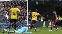 Aksi pemain Manchester City, Sergio Aguero (kanan) saat mencetak gol ke gawang Watford pada lanjutan Premier League di Vicarage Road, Watford, (16/9/2017). Manchester City menang 6-0. (Nigel French/PA via AP)