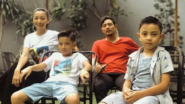 Seru dan Kompak, Ini 6 Potret Keluarga Kecil Hesti Purwadinata