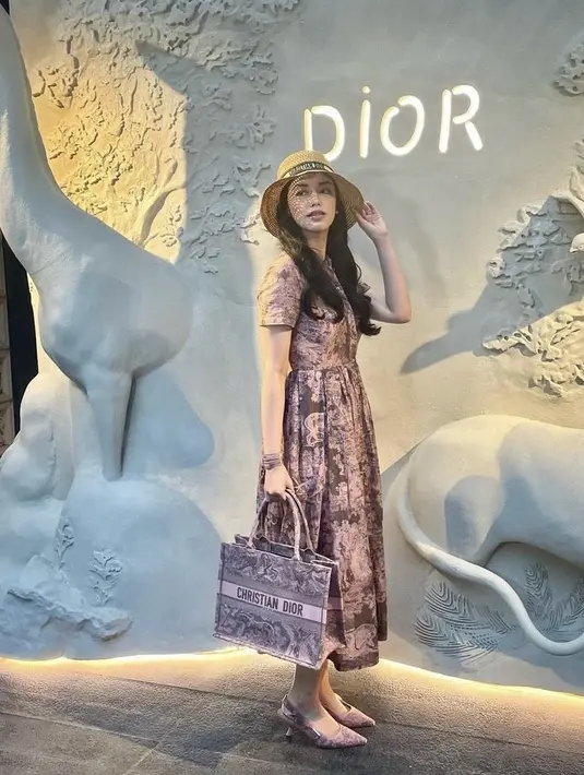 Ia juga membawa tote bag Dior warna pink yang diserasikan dengan kitten pump heelsnya. Credit: (@vaelovexia)