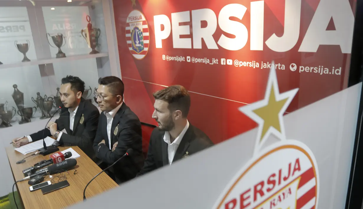 Pemain baru Persija Jakarta, Marco Motta, saat diperkenalkan di Kantor Persija, Kuningan, Jakarta, Senin, (3/2/2020). Mantan pemain Juventus dan AS Roma ini akan menjadi andalan di lini pertahanan Macan Kemayoran musim depan. (Bola.com/M Iqbal Ichsan)