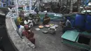 Nelayan duduk di atas kapal saat mereka berdoa sebelum berbuka puasa selama bulan suci Ramadhan di galangan kapal di kota pelabuhan Karachi, Pakistan pada 18 April 2022. Setelah menjalani ibadah puasa, waktu buka puasa menjadi momen yang dinanti oleh umat Islam. (Rizwan TABASSUM / AFP)