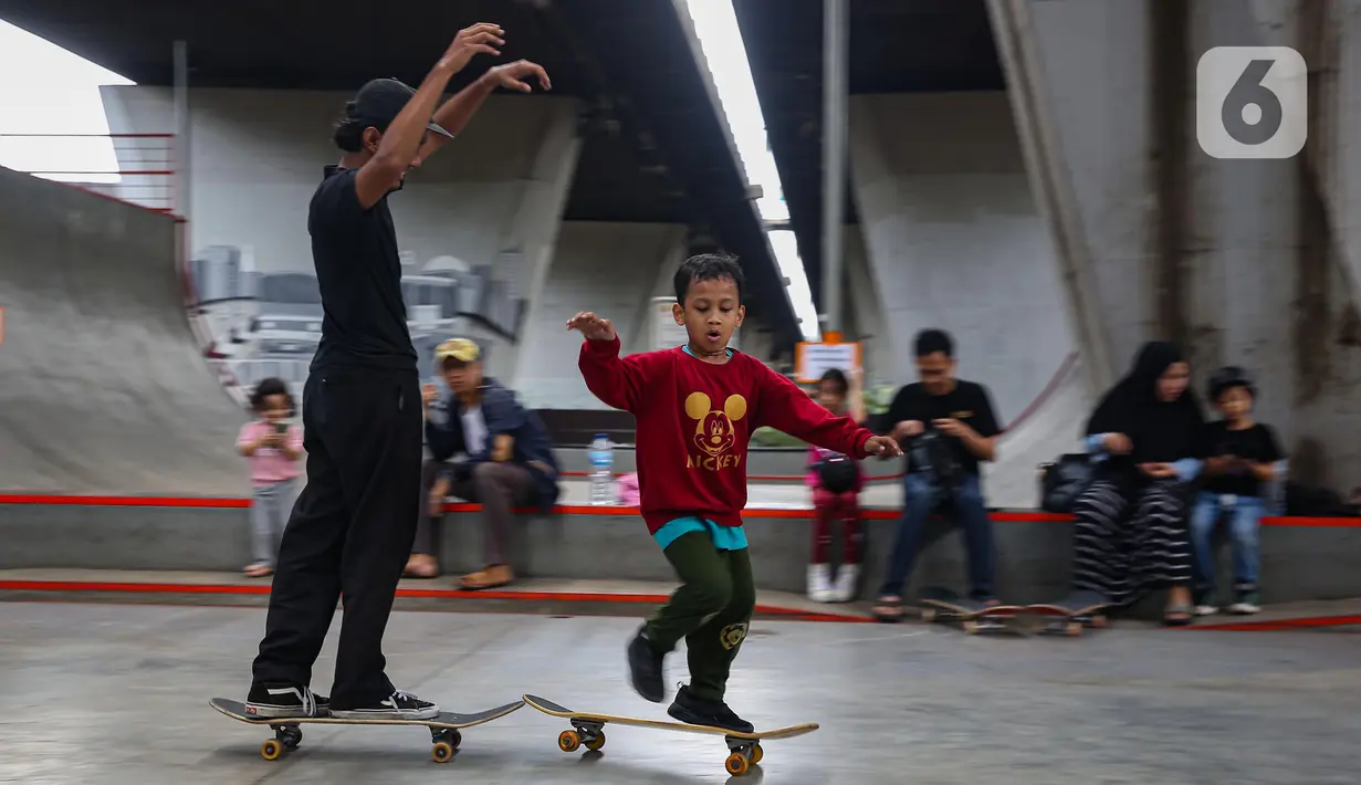 Fasilitas taman seluncur yang dibangun Pemerintah Provinsi Daerah Khusus Jakarta melalui Suku Dinas Kehutanan itu untuk menyalurkan para penghobi olahraga skateboard dan lintasan sepeda BMX secara gratis. (Liputan6.com/Angga Yuniar)