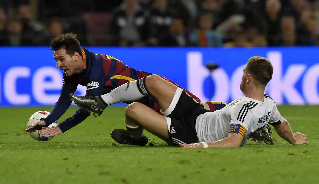  Lionel Messi (kiri) saat dijatuhkan pemain Valencia, Shkodran Mustafi pada leg pertama semifinal  Copa del Rey (King's Cup) di Stadion Camp Nou, Barcelona, Kamis (4/2/2016) dini hari WIB. (AFP/Lluis Gene)