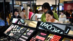 Para wisatawan berbelanja di toko bebas pajak (duty free) di Haikou, ibu kota Provinsi Hainan, China selatan (18/8/2020). Provinsi pulau Hainan di China meraup pendapatan 2,49 miliar yuan (1 yuan = Rp2.150) dalam belanja bebas pajak dari wisatawan pada Juli. (Xinhua/Guo Cheng)