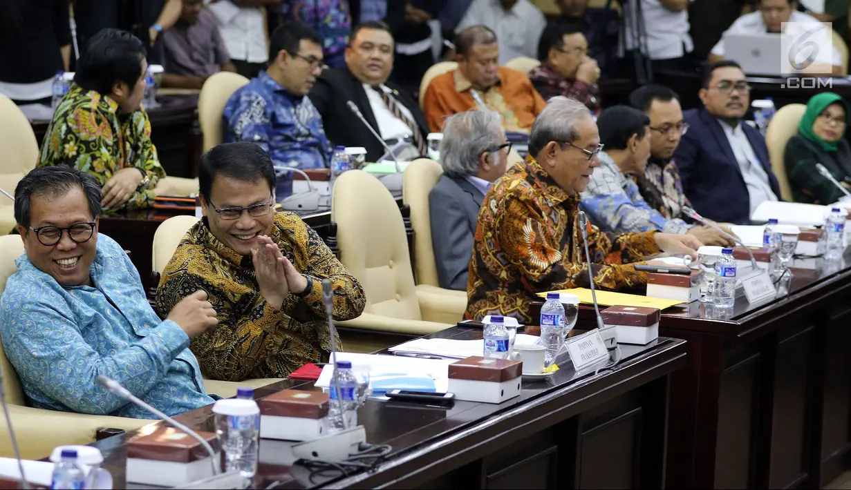 Piminan Fraksi Partai Politik meimpin Rapat Gabungan MPR RI di Kompleks Parlemen, Jakarta, Rabu (21/3). Rapat membahas perubahan UU MD3 di antaranya tentang penambahan tiga Wakil Ketua MPR. (Liputan6.com/JohanTallo)