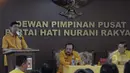 Ketua Umum Partai Hanura, Wiranto (kiri) saat memberikan pidato dikantor DPP Partai Hanura, Jakarta, Jum’at (13/3/2015). Agung Laksono menegaskan safari politiknya untuk memberikan dukungan pada pemerintahan saat ini. (Liputan6.com/Andrian M Tunay)