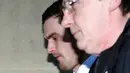 Mantan pemain Sunderland, Adam Johnson (kiri) saat tiba di Bradford Crown Court, Inggris, (23/2). Dikabarkan korban pelecehan tersebut adalah fans dari pemain yang berposisi sebagai gelandang tersebut. (REUTERS / Andrew Yates)