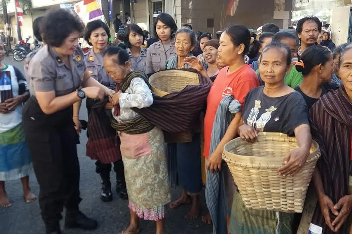 Polwan membagi-bagikan bakul dan kain gendongan