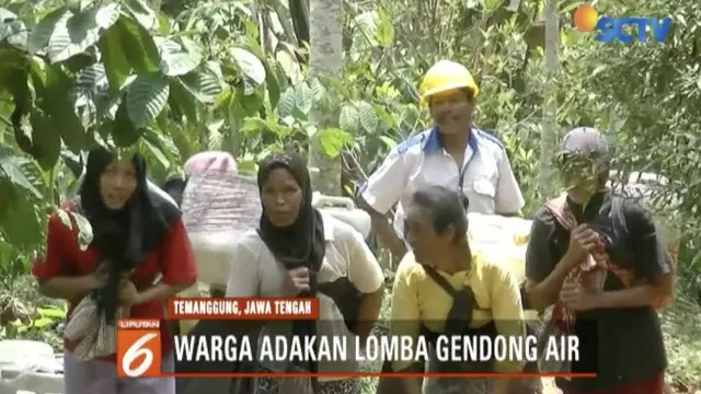 Untuk mengurangi rasa lelah mencari air, warga di kawasan tersebut menggelar lomba gendong air turun bukit.