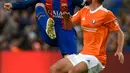 Gelandang Barcelona Denis Suarez berebut bola dengan pemain tengah Osasuna Fran Merida saat pertandingan liga Spanyol antara Barcelona vs Osasuna di stadion Camp Nou, Barcelona (26/4). (AFP/Lluis Gene)