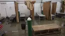 Kondisi ini memperparah krisis kemanusiaan di wilayah tersebut. Tampak dalam foto, ranjang-ranjang kosong di dalam tenda darurat milik Rumah Sakit Nasser, yang berfungsi sebagai tempat penerimaan pasien rawat jalan dan departemen gawat darurat, setelah hujan lebat di Khan Yunis di Jalur Gaza selatan pada 26 Maret 2026. (Bashar Taleb/AFP)