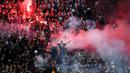 Suporter Ajax Amsterdam menyalakan flare saat menyaksikan langsung tim kesayanganya kalah dari Manchester United di Stadion Stockholm, Swedia, (24/05/2017). Manchester menang 2-0. (EPA/Vassil Donev)