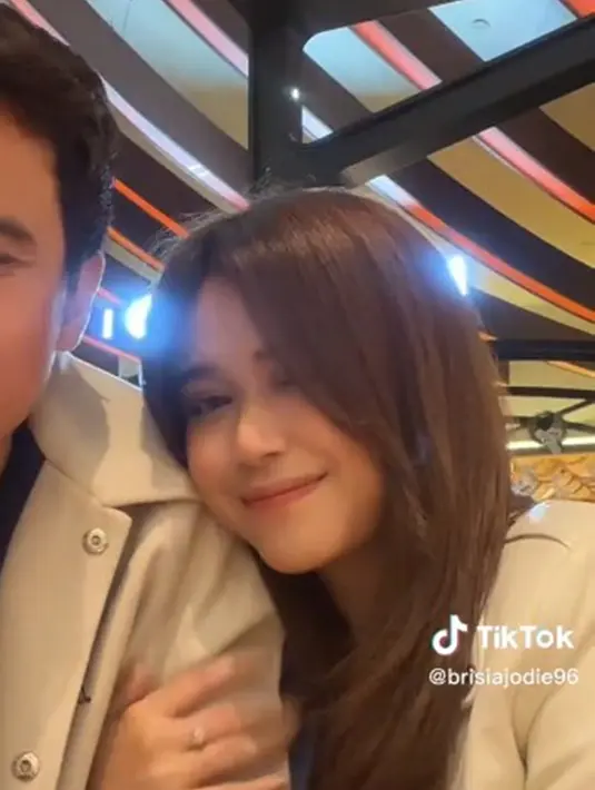 Melalui akun TikTok, wanita 26 tahun ini juga turut menyebutkan beberapa sifat yang dimiliki kekasih barunya yang membuatnya makin terpesona. Potret kemesraan Brisia Jodie dan pacar barunya ini pun tak lepas dari perhatian netizen. (Liputan6.com/TikTok/@brisiajodie96)