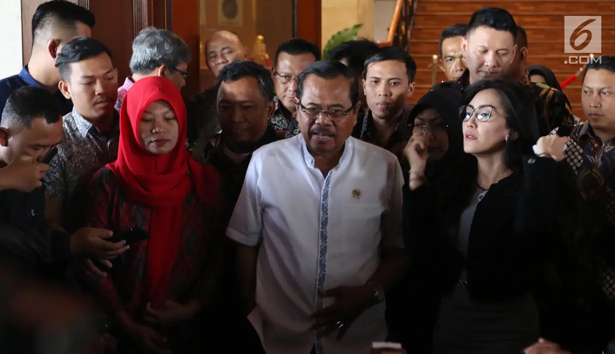 Jaksa Agung HM Prasetyo (tengah) memberikan keterangan kepada wartawan seusai menerima kedatangan terpidana kasus pelanggaran UU ITE, Baiq Nuril di gedung Kejaksaan Agung, Jakarta, Jumat (12/7/2019). Kedatangan Baiq Nuril itu untuk mengajukan penangguhan eksekusi. (Liputan6.com/Johan Tallo)