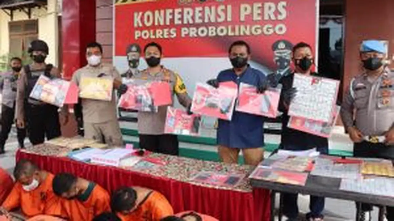 Kapolres Probolinggo AKBP Teuku Arsya Khadafi (Tengah) tunjukan barang bukti dalam Konfrensi Pers kasus narkoba (Istimewa)