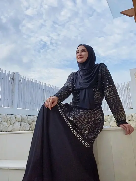 Tampil santai dengan gamis berwarna hitam yang dipadukan pasmina berwarna senda, penampilan Natalie Sarah satu ini terlihat begitu menawan. Ia pun memilih menggunakan makeup sederna pada penampilannya. (Liputan6.com/IG/@natalie_sarahs)