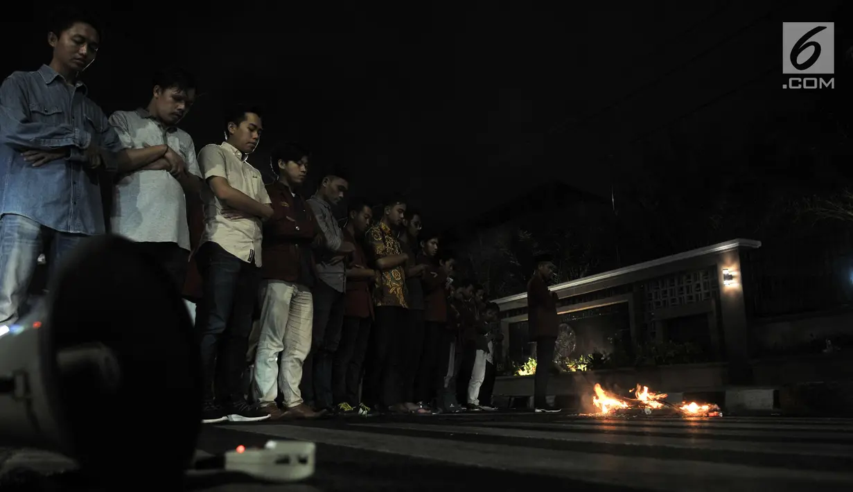 Mahasiswa Ikatan Mahasiswa Muhammadiyah (IMM) melakukan salat gaib saat aksi solidaritas di depan Gedung Muhammadiyah, Jakarta, Kamis (26/9/2019). Aksi itu mendoakan Randi, satu mahasiswa Universitas Haluoleo yang tewas saat dmeonstrasi di depan kantro DPRD Sulut. (merdeka.com/Iqbal S Nugroho)