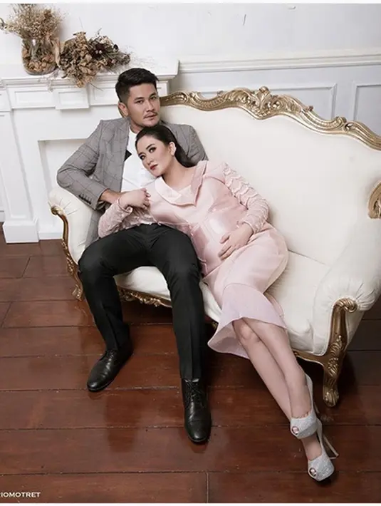 Dalam akun instagram, pesinetron Ryana Dea dan presenter Puadin Redi sepertinya sudah tidak sabar lagi untuk menimang anak. Kini, usia kandungan Ryana telah memasuki usia sembilan bulan. (Instagram/ryana_dea)