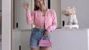 Saat shopping, bisa tampil santai dengan crop top cardigan pink serasi dengan bra topnya. Padukan dengan short pants denim serta membawa tas pink. @jenniferbachdim