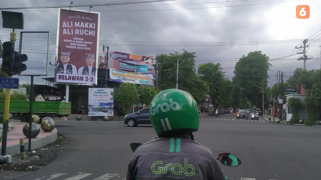 Baliho ucapan selamat kepada salah satu paslon calon bupati dan wakil bupati Banyuwangi mulai bermunculan di sejumlah sudut kota Banyuwangi (Hermawan Arifianto/Liputan6.com)