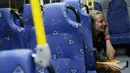 Seorang jurnalis, Joanna Moyse menangis usai bus yang dia dan para jurnalis di Olimpiade Rio 2016 tumpangi ditembak orang tak dikenal ketika dalam perjalanan menuju pusat media centre di Barra da Tijuca, Selasa (9/8). (REUTERS/Shannon Stapleton)