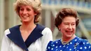 Kekompakan diperlihatkan Putri Diana dan Ratu Elizabeth II. Keduanya tersenyum kepada para simpatisan di luar Clarence House di London. (AP: Photo/Martin Cleaver, File)
