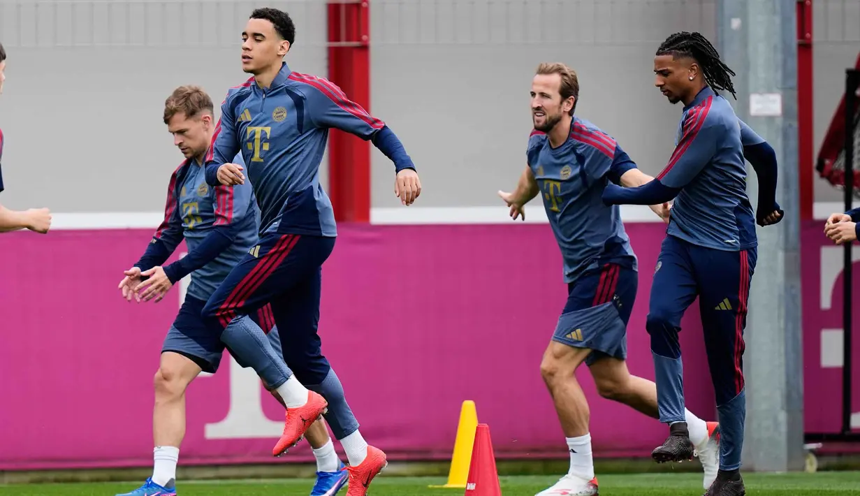 Pertandingan Bayern Munchen vs PSG diprediksi akan kembali berlangsung terbuka. Tampak dalam foto, pemain Bayern Munchen saat mengikuti sesi latihan jelang pertandingan leg kedua semifinal Liga Champions 2025/2026 melawan Paris Saint-Germain (PSG) di Jerman, Selasa 5 Mei 2026. (AP Photo/Matthias Schrader)