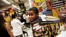 Seorang anak berada di sebuah toko saat hari "Black Friday" di Sao Paulo, Brasil, (24/11). Black Friday adalah tradisi hari belanja terbesar tahunan di Amerika yang berlangsung sehari setelah hari Thanksgiving. (REUTERS/Nacho Doce
