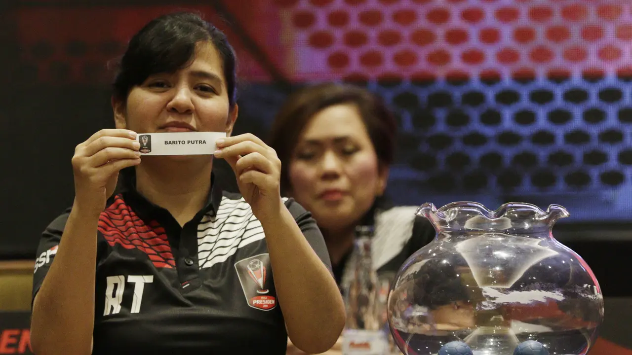Sekjen PSSI, Ratu Tisha, menunjukan nama klub saat pengundian Piala Presiden 2019. (Bola.com/M. Iqbal Ichsan)