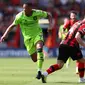Penyerang Manchester United, Anthony Martial melewati gelandang Bournemouth Lewis Cook dalam lanjutan Premier League 2022/2023 di Vitality Stadium, Sabtu (20/5/2023) malam WIB. (AFP/Adrian Dennis)