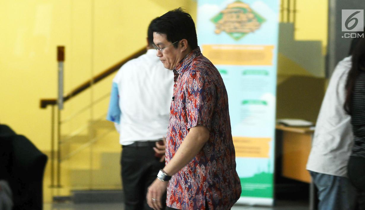 Dedi Prijono berjalan keluar gedung KPK usai menjalani pemeriksaan, Jakarta, Kamis (12/10). Dedi Prijono diperiksa sebagai saksi bagi tersangka dugaan korupsi e-KTP, Anang Sugiana Sudiharjo. (Liputan6.com/Helmi Fithriansyah)