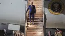 Presiden Amerika Serikat (AS) Joe Biden tiba di terminal VVIP I Bandara I Gusti Ngurah Rai Bali, Minggu (13/11/2022). Kedatangan Presiden AS Joe Biden disambut Menteri Pariwisata dan Ekonomi Kreatif (Menparekraf) Sandiaga Salahuddin Uno. (Made Nagi/Pool Photo via AP)