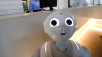 Wajah robot Robby Pepper saat berdiri di sebuah restoran yang berada di Peschiera del Garda, Italia, Senin (12/3). Robby Pepper merupakan robot pertama di Italia yang telah diprogram untuk menjawab pertanyaan tamu restoran. (AP Photo/Luca Bruno)