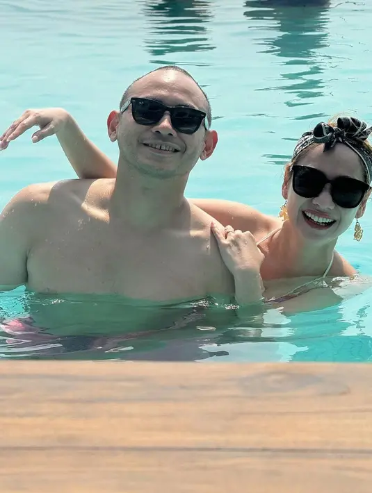 Seperti saat berenang di siang hari, Bunga Citra Lestari kenakan bikini dan scarf obilque dari Dior. Mini scarf seharga Rp4 jutaan ini dijadikan bandana dengan anting gantung [@itsmebcl]