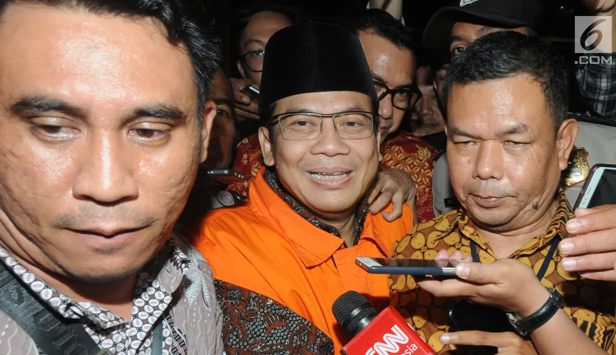 Wakil Ketua DPR, Taufik Kurniawan saat ditanya awak media usai menjalani pemeriksaaan kasus pengurusan Dana Alokasi Khusus (DAK) Kab Kebumem TA 2016 di gedung KPK, Jakarta, Jumat (2/11). (Merdeka.com/Dwi Narwoko)