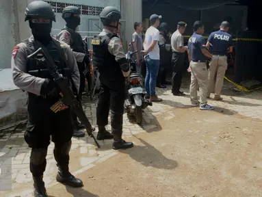 Tim Densus 88 berjaga didepan rumah yang diduga markas teroris di jalan Haji Sengkong, Maruga, Ciputat, Kota tangerang Selatan, Banten, Kamis (28/1/2016). Penggeledahan tersebut diduga terkait aksi Bom Thamrin. (Liputan6.com/Faisal R Syam)