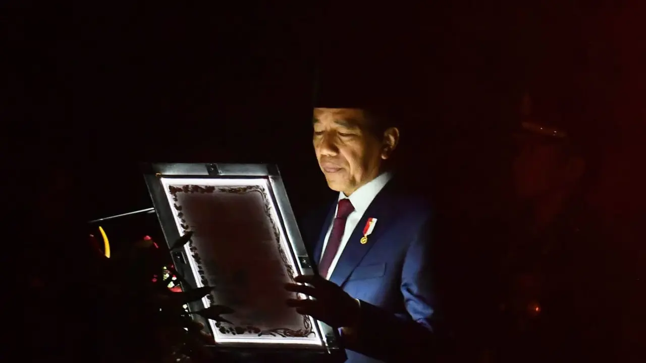 Presiden Joko Widodo (Jokowi) memimpin apel kehormatan dan renungan suci di Taman Makam Pahlawan (TMP) Nasional Utama Kalibata, Jakarta, Kamis (17/8/2023). (Foto: Rusman - Biro Pers Sekretariat Presiden)