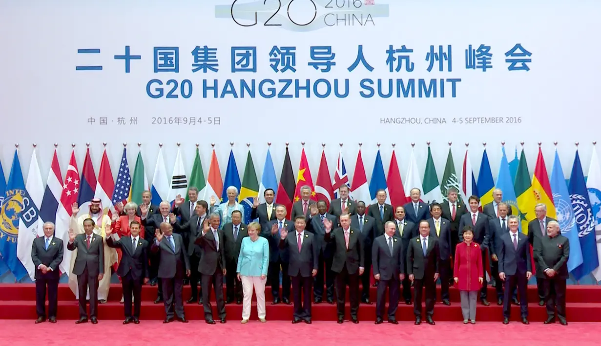 Presiden RI Joko Widodo foto bersama saat menghadiri KTT G20 di Hangzhou, Tiongkok (4/9). KTT  G20 digelar di Hangzhou International Expo Center (HIEC) dan direncanakan berlangsung dua hari yakni 4-5 September 2016. (Setpres/Bey Machmudin)