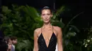 Bella Hadid menjadi salah satu model yang memeragakan koleksi Micheal Kores di runway berkonsep keindahan kota dengan tanaman hijau yang terinspirasi oleh resort getaway yang memadukan antara urbanitas dan alam. Michael Kors