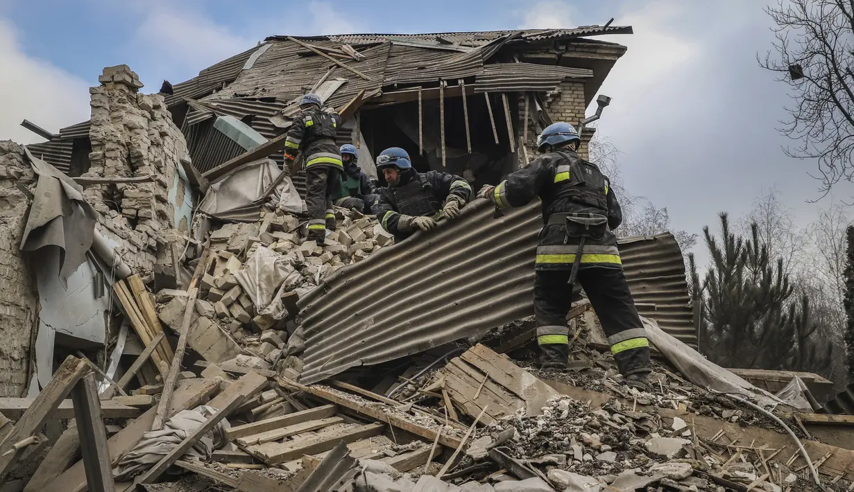 Petugas pemadam kebakaran Ukraina bekerja di bangsal bersalin rumah sakit yang rusak di Vilniansk, wilayah Zaporizhzhia, Rabu (23/11/2022). Serangan roket Rusia itu terjadi saat proses bersalin sedang berlangsung di rumah sakit tersebut. (AP Photo/Kateryna Klochko)