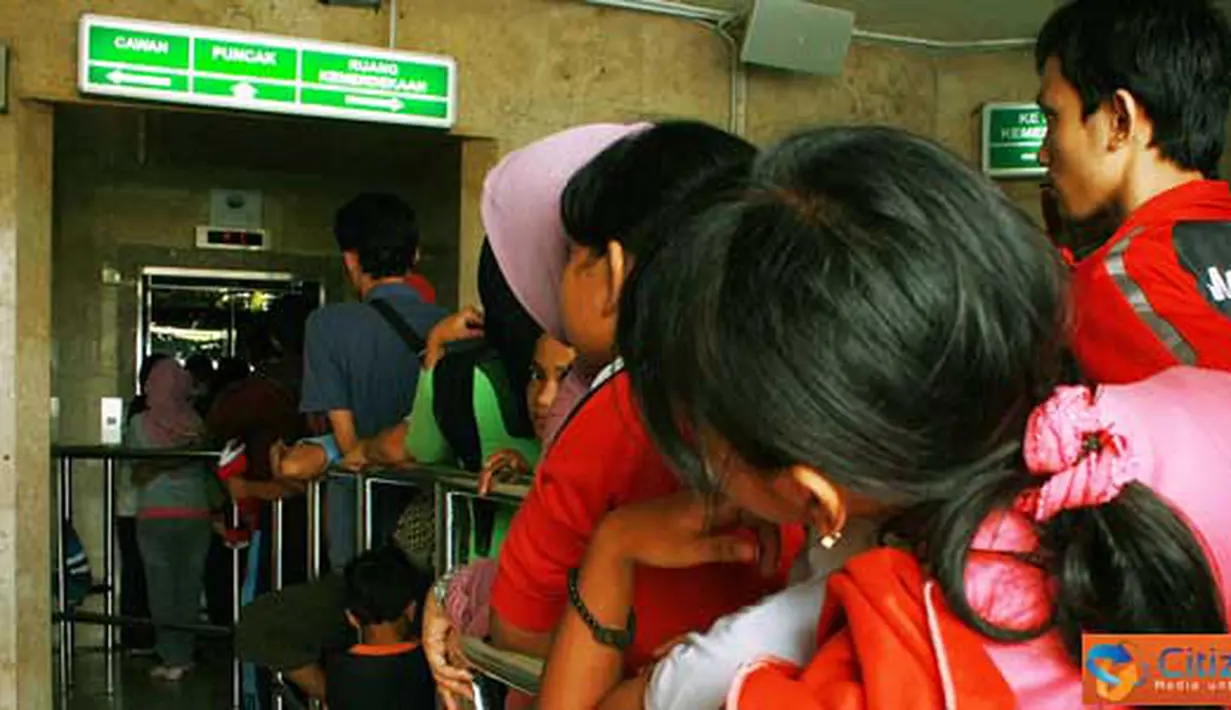 Citizen6, Jakarta: Pengunjung memadati antrean di depan lift menuju puncak Tugu Monumen Nasional (Monas), Jakarta, Sabtu (21/5). (Pengirim: Aries Rachmandy)