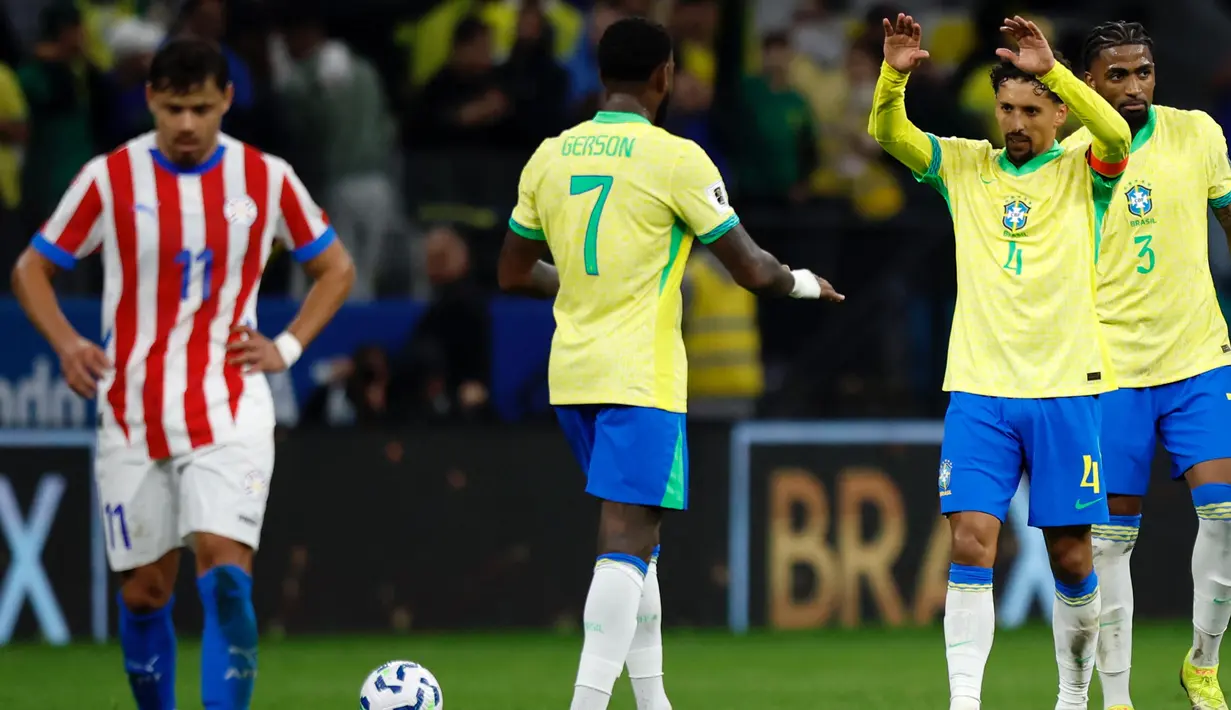 Gelandang Brasil Gerson dan Marquinhos merayakan kemenangan atas Paraguay pada lanjutan Kualifikasi Piala Dunia 2026 zona CONMEBOL di Neo Quimica Arena, Sao Paulo, Brasil, 10 Juni 2025 waktu setempat atau Rabu (11/6/2025) pagi WIB. (Miguel Schincariol/AFP)