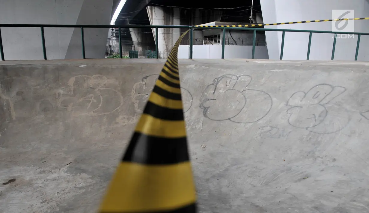 Garis pembatas terpasang di arena atau trek Skatepark Slipi, Jakarta, Minggu (16/6/2019). Skatepark tersebut selesai dibangun pada Januari 2019 dengan anggaran Rp 800 juta dan telah mengalami perbaikan selama dua kali. (merdeka.com/Iqbal S. Nugroho)