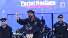 Ketua Umum Partai NasDem Surya Paloh memberikan pidatonya dalam Apel Siaga Perubahan di GBK, Senayan, Jakarta, Minggu (16/7/2023). (Liputan6.com/Angga Yuniar)