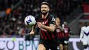 Striker AC Milan, Olivier Giroud menguasai bola saat menghadapi Fiorentina dalam laga Liga Italia 2022/2023 di San Siro Stadium, Milan (13/11/2022). Pada hari terakhir bursa transfer Januari 2023, tawaran resmi Everton ditolak AC Milan dengan alasan tak memungkinkan mencari pengganti Olivier Giroud dalam waktu singkat. (AFP/Filippo Monteforte)