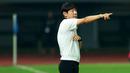 <p>Pelatih Timnas Indonesia, Shin Tae-yong, memberikan arahan kepada anak asuhnya saat melawan Burundi pada pertandingan kedua FIFA Matchday di Stadion Patriot Candrabhaga, Bekasi, Selasa (28/3/2023). (Bola.com/M Iqbal Ichsan)</p>