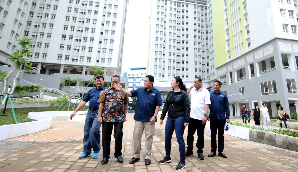Menko PMK, Puan Maharani (keempat kiri) bersama Ketua INASGOC Erick Thohir meninjau fasilitas taman wisma atlet Asian Games 2018 di Jakarta, Minggu (4/2). Puan didampingi CdM Asian Games 2018 Komjen Pol Syafruddin. (Liputan6.com/Helmi Fithriansyah)