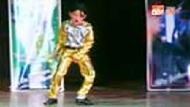 Peringatan satu tahun meninggalnya legenda pop, Michael Jackson digelar di berbagai belahan dunia. Sebagian penggemar menari ala raja pop dunia ini. 